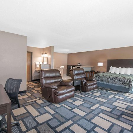 Days Inn By Wyndham Watertown Exteriör bild