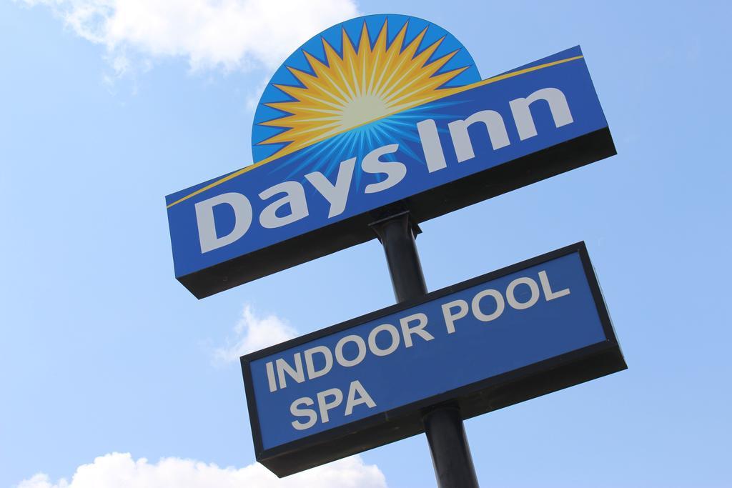 Days Inn By Wyndham Watertown Exteriör bild