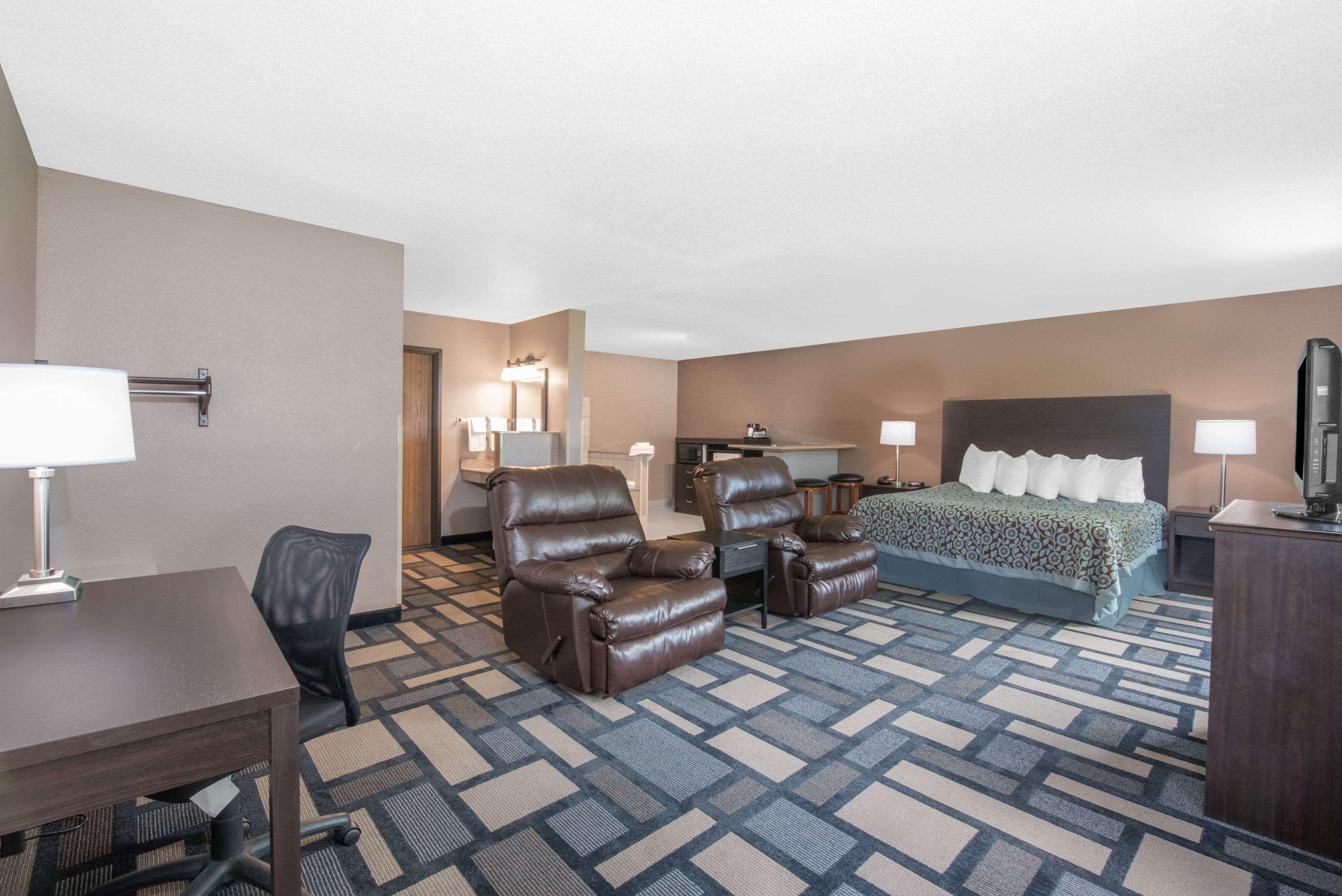 Days Inn By Wyndham Watertown Exteriör bild