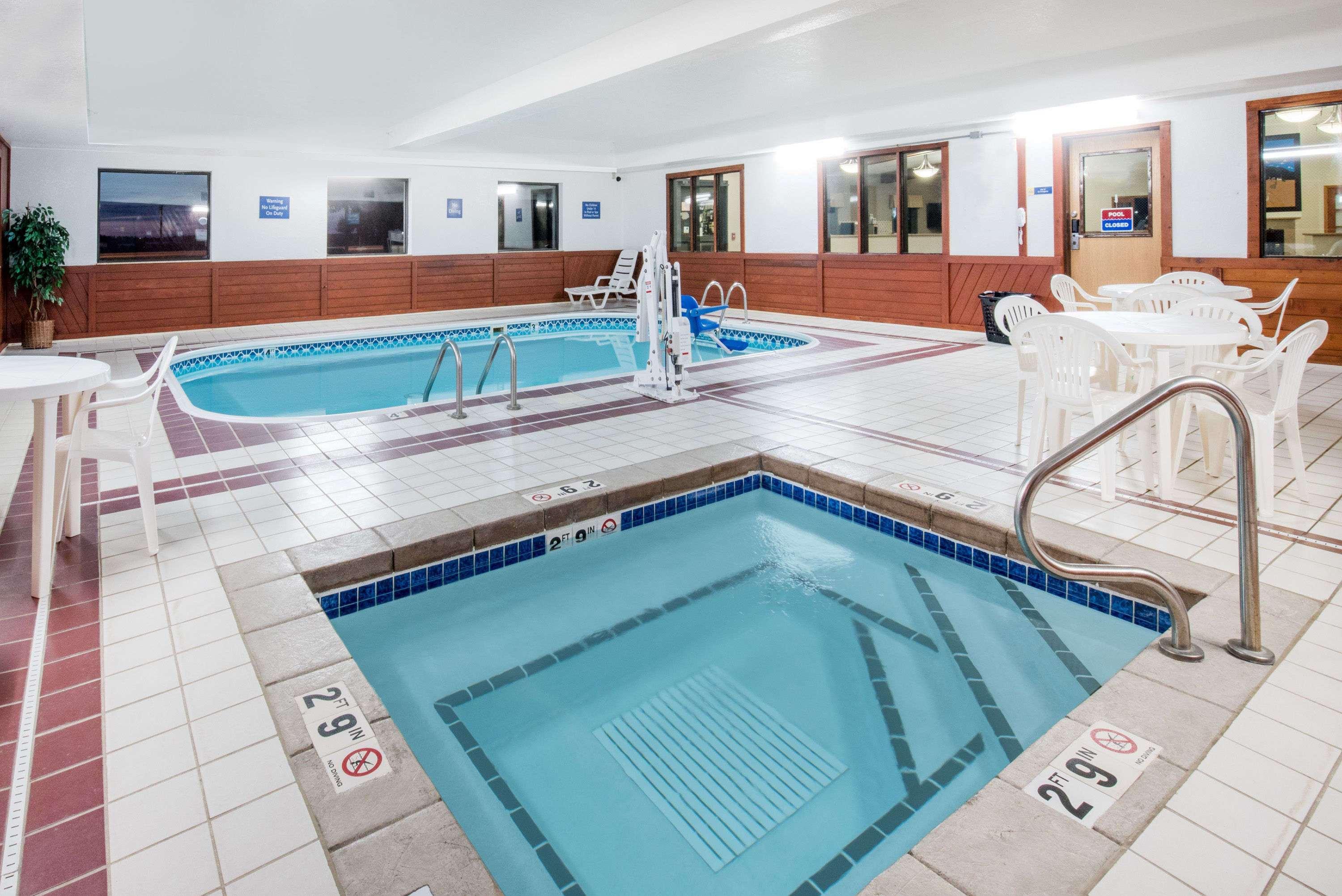 Days Inn By Wyndham Watertown Exteriör bild
